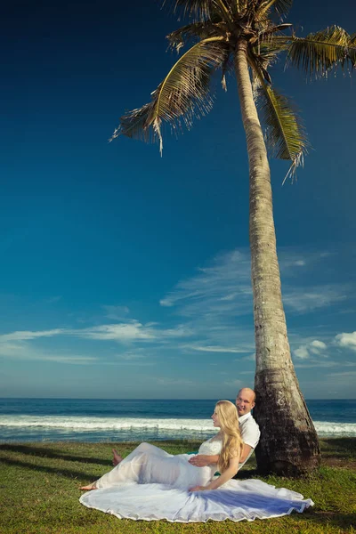 Glückliches Paar am Strand in Palmennähe in Thailand. — Stockfoto