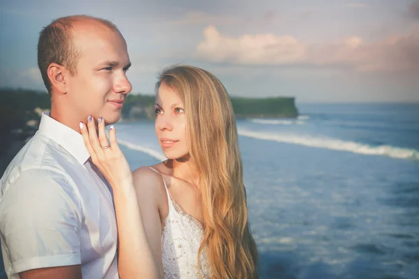 Nahaufnahme glückliches Paar am Strand in Thailand. — Stockfoto