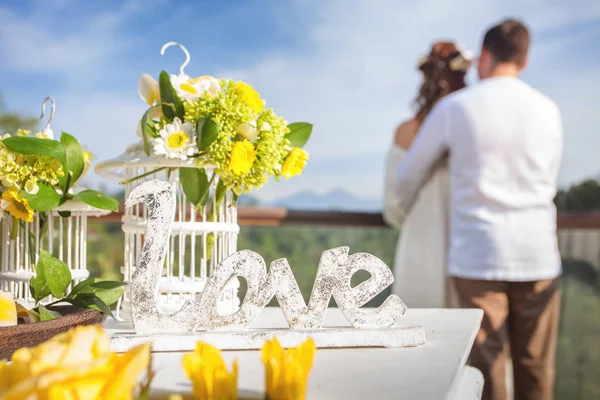 Feliz pareja de recién casados en matrimonio, ceremonia de boda en Ubud . —  Fotos de Stock