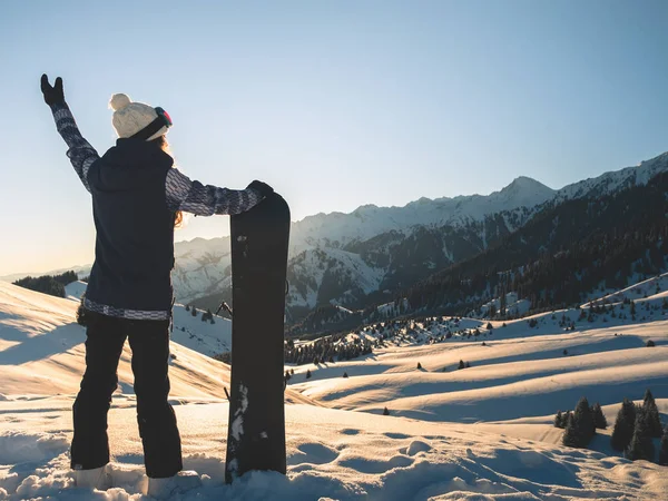 Äventyr till vintersport. Snowboardåkare girl — Stockfoto