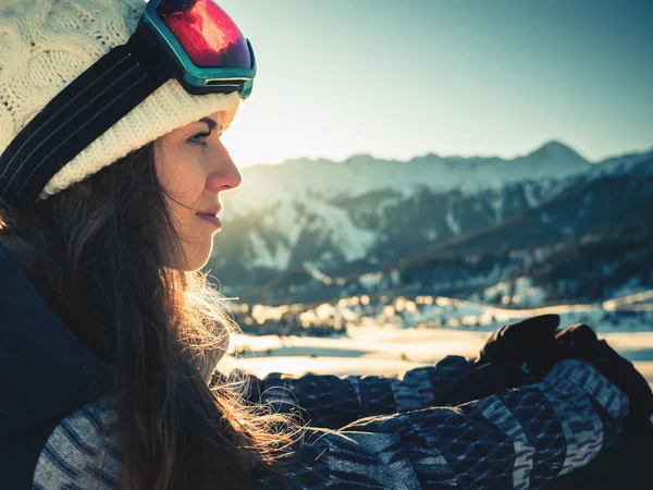 Portret snowboarder dziewczyna na tle wysokiej góry — Zdjęcie stockowe