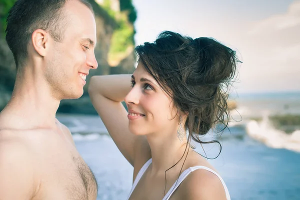 Szczęśliwa para spaceru na plaży, widok na morze. Podróżowanie w Bali. — Zdjęcie stockowe