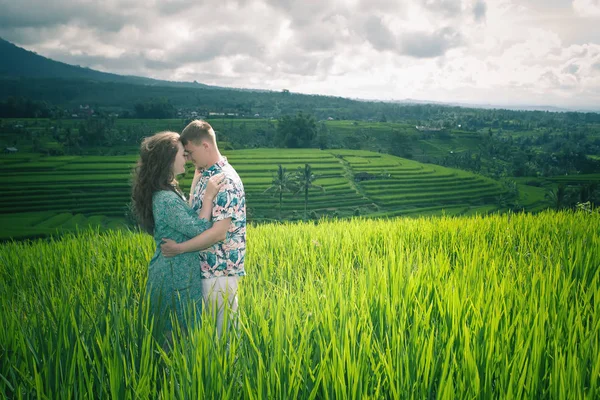 Šťastný pár cestování na Bali, rýžové terasy Jatiluwih, Ubud — Stock fotografie