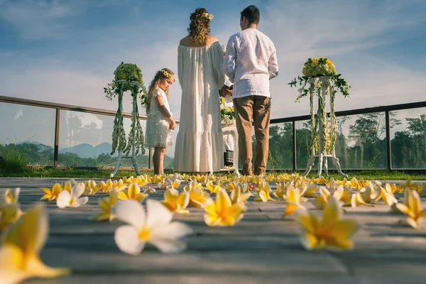 Gelukkig jonggehuwden paar in het huwelijk, het huwelijk ceremonie in Ubud. — Stockfoto