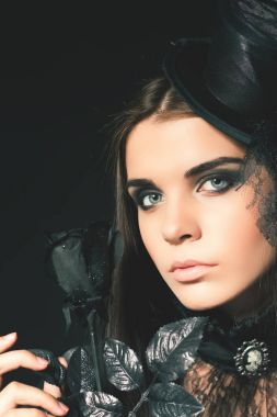 Siyah gül tutan Kraliçe genç kadın, Cadılar Bayramı partisi 2017