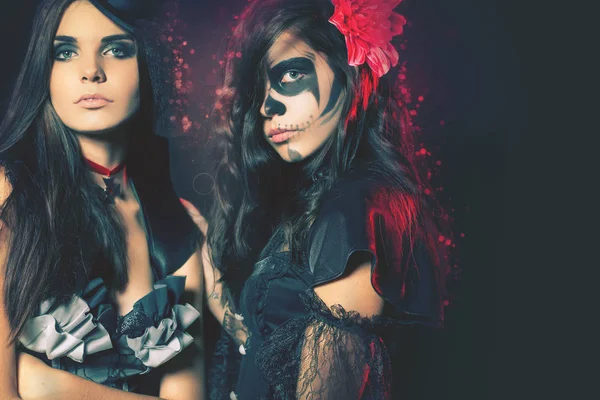 Moda mujeres jóvenes que van a la fiesta de Halloween 2017 — Foto de Stock