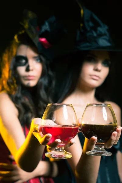 Festa de Halloween 2017 Mulheres da moda como bruxa segurando coquetel — Fotografia de Stock