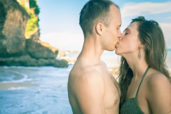 幸せなカップルは、ビーチ、海の景色でキスします。バリに旅行. — ストック写真