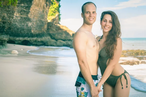 Glückliches Paar zu Fuß am Strand, Meerblick. Reisen auf bali. — Stockfoto