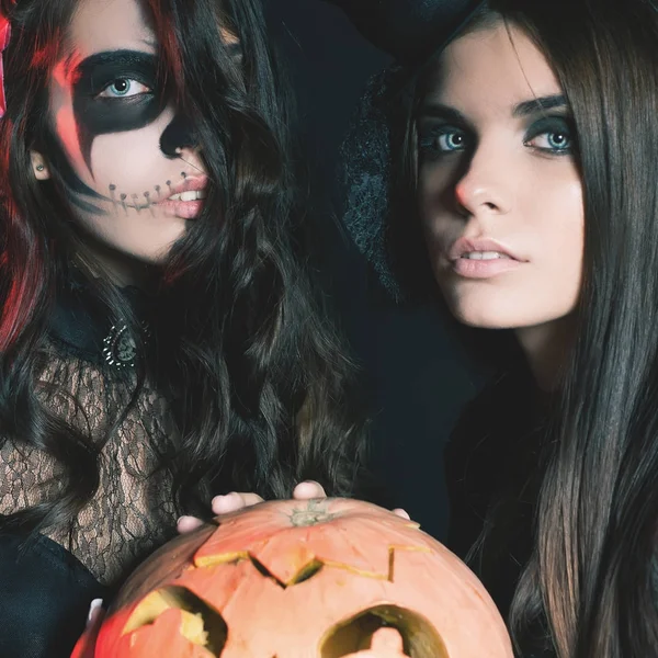 Mode unga kvinnor kommer att Halloweenfest 2017 — Stockfoto