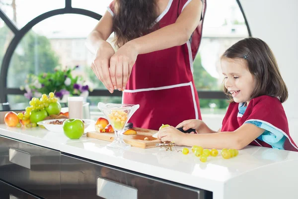 Gadis kecil yang lucu memasak dengan ibunya, makanan sehat — Stok Foto