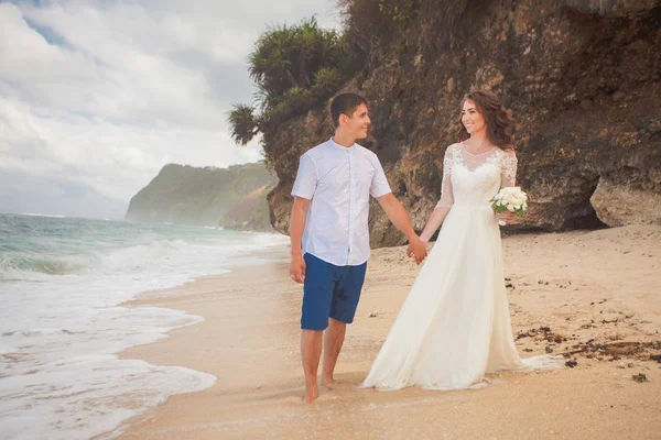 Hochzeitspaar hat gerade geheiratet — Stockfoto