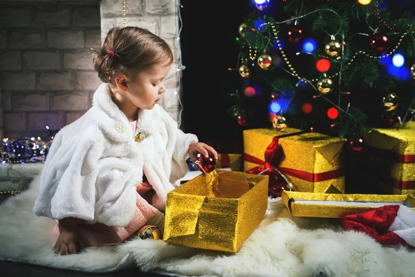 Χαριτωμένο μικρό παιδί κορίτσι διακόσμησης ενός χριστουγεννιάτικου δέντρου — Φωτογραφία Αρχείου