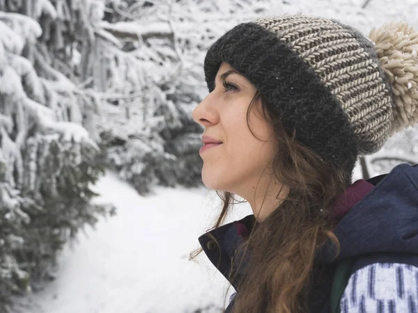 Portret van snowboarder meisje op de achtergrond van sneeuw bos — Stockfoto