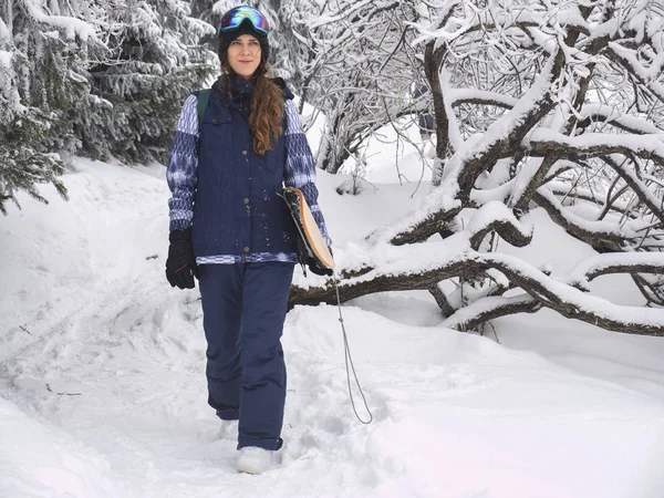 Avontuur aan de berg van de winter. Snowboarder meisje — Stockfoto