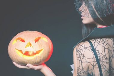 Giriş gece kulübüne, kıyafet sınırlıdır. Cadılar Bayramı partisi 2017