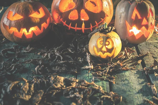 Cadılar Bayramı Balkabağı, ahşap arka plan. Kabak oyma korkutucu yüzler.