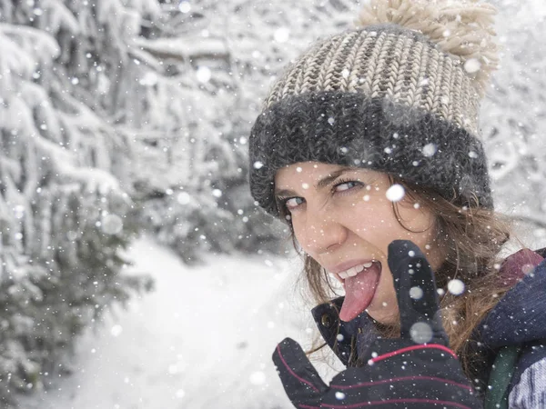 배경에 눈 숲의 snowboarder 여자의 초상화 — 스톡 사진