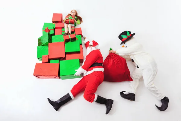 Compras de Natal, Santa e boneco de neve correndo, segurando muitas caixas de presente — Fotografia de Stock