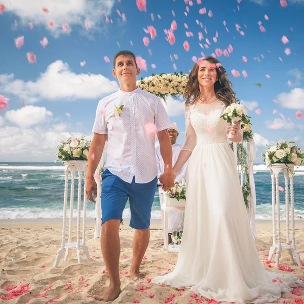 Pareja de boda acaba de casarse — Foto de Stock