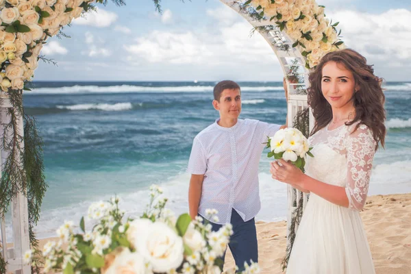 Pareja de boda acaba de casarse — Foto de Stock