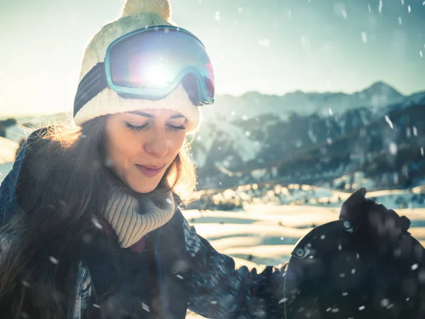 Porträtt av snowboardåkare tjej på bakgrunden av kickberg — Stockfoto