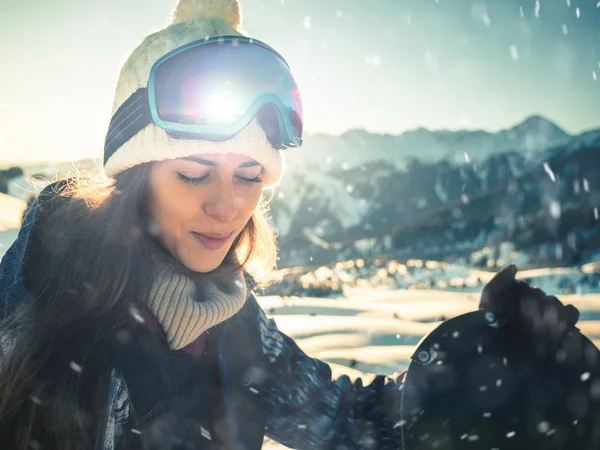 Yüksek dağ zemin üzerine snowboard kız portresi