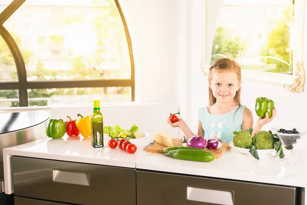 Gadis kecil yang lucu membuat salad. Anak-anak memasak. Makanan sehat — Stok Foto