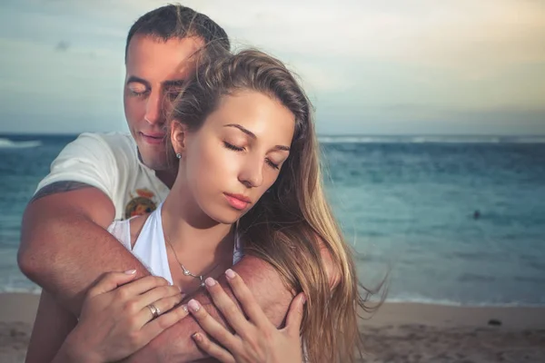 Pareja feliz caminando por la playa, vista al mar. Viajar a Bali . —  Fotos de Stock