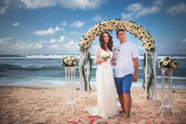 Pareja de boda acaba de casarse — Foto de Stock