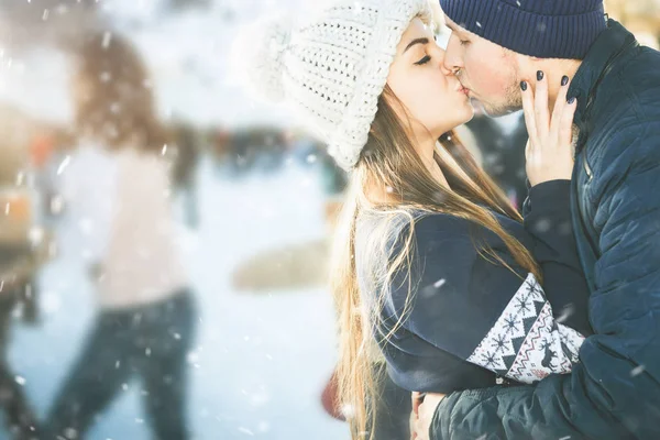 Embrasser couple, filles et garçon patin à glace en plein air à la patinoire — Photo