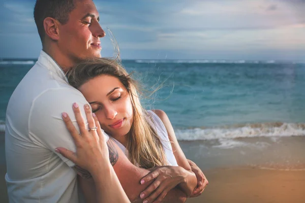 Pareja feliz en la playa, vista al mar. Viajar a Tailandia, Phuket —  Fotos de Stock