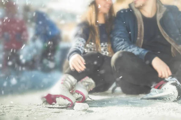 Κοντινό πλάνο ζευγάρι, κορίτσια και αγόρι πατινάζ στον πάγο εξωτερική στο παγοδρόμιο — Φωτογραφία Αρχείου