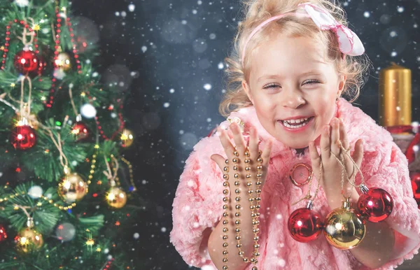 Divertente bambina che decora l'albero di Natale — Foto Stock