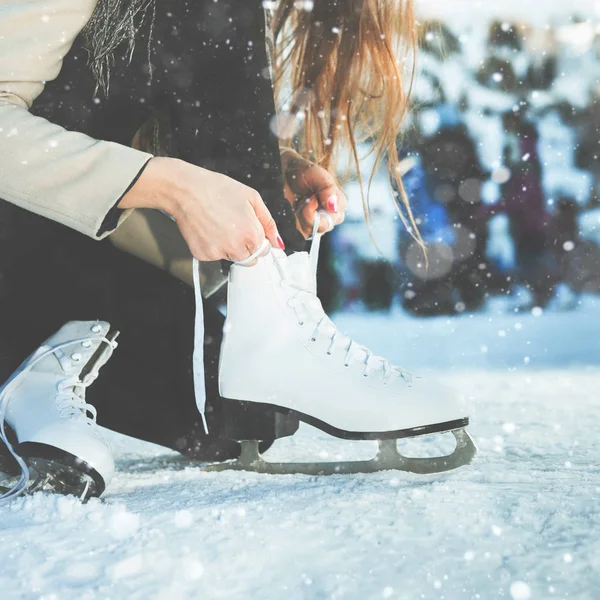 Nő nyakkendő cipőfűző ábra korcsolya: ice rink közelről — Stock Fotó