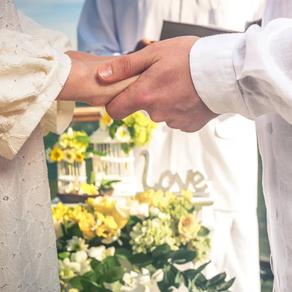 Primer plano pareja de recién casados en matrimonio, ceremonia de boda en Ubud . —  Fotos de Stock