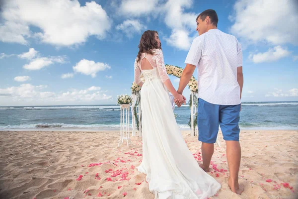 Pareja de boda acaba de casarse — Foto de Stock