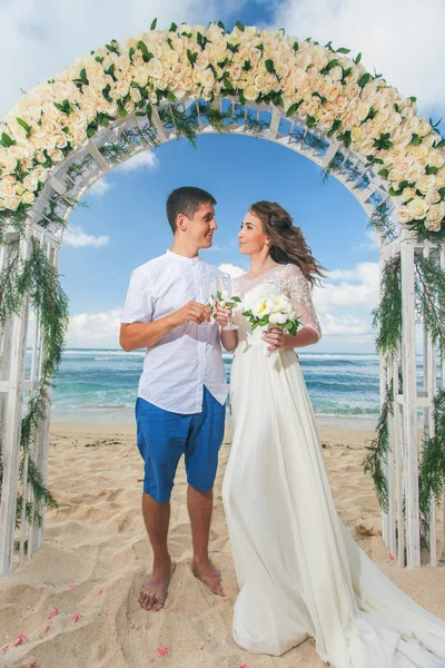 Pareja de boda acaba de casarse — Foto de Stock