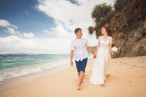 Hochzeitspaar hat gerade geheiratet — Stockfoto