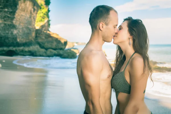 Glückliches Paar küsst sich am Strand, Meerblick. Reisen auf bali. — Stockfoto