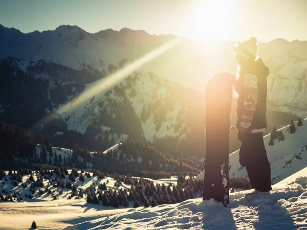 Περιπέτεια στο χειμερινό βουνό. Snowboarder κορίτσι — Φωτογραφία Αρχείου