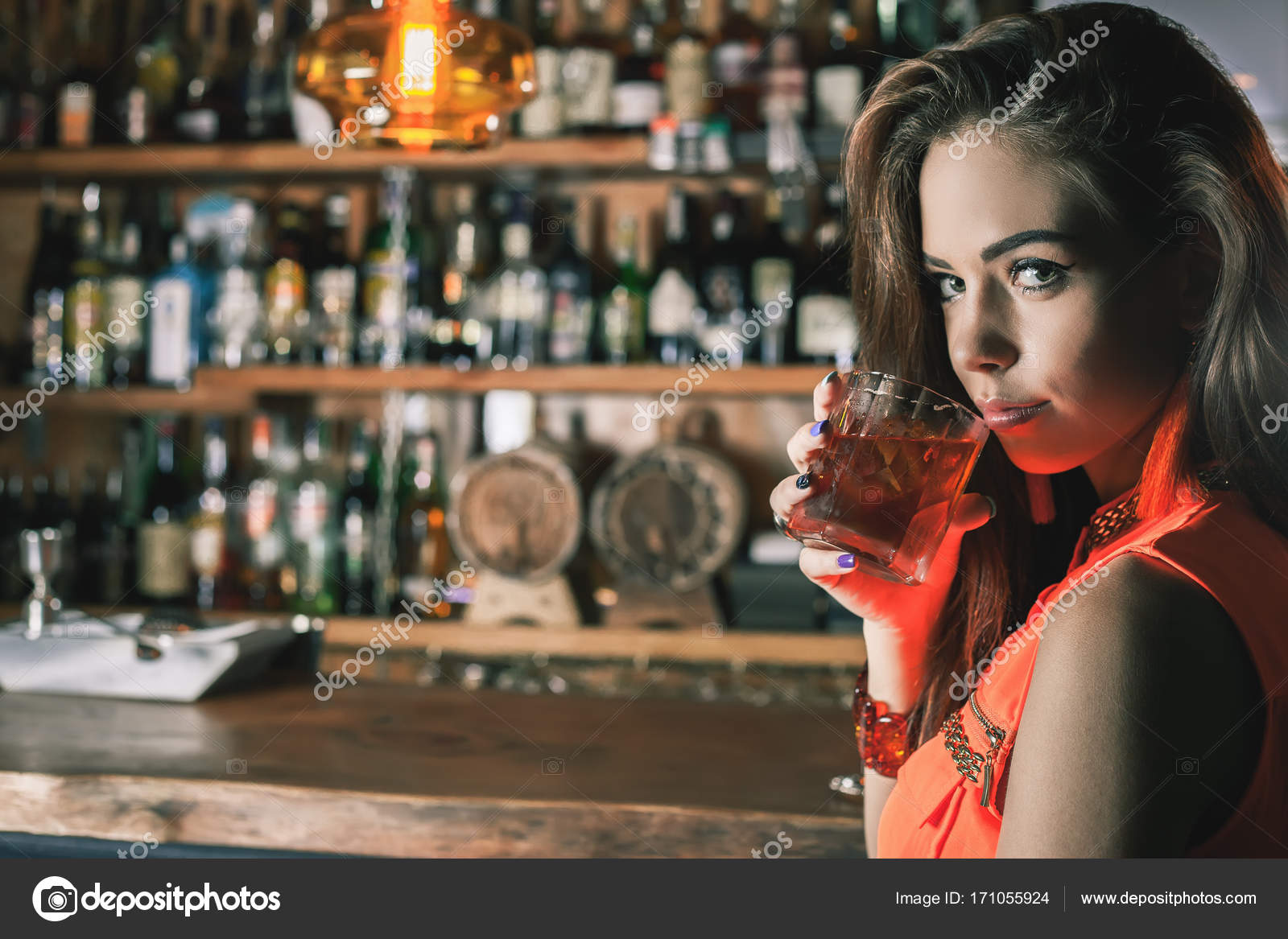 танцует на барной стойке. девушка в баре. девушка у барной стойки. бармен женщина. вероника фастерова бар.