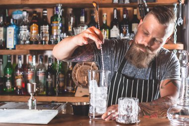 Barmen kokteyl yapıyor