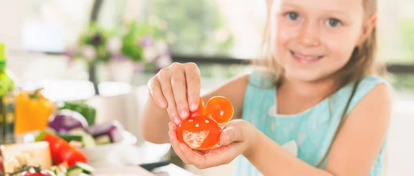 Söt liten flicka göra sallad. Barn matlagning. Hälsosam mat — Stockfoto