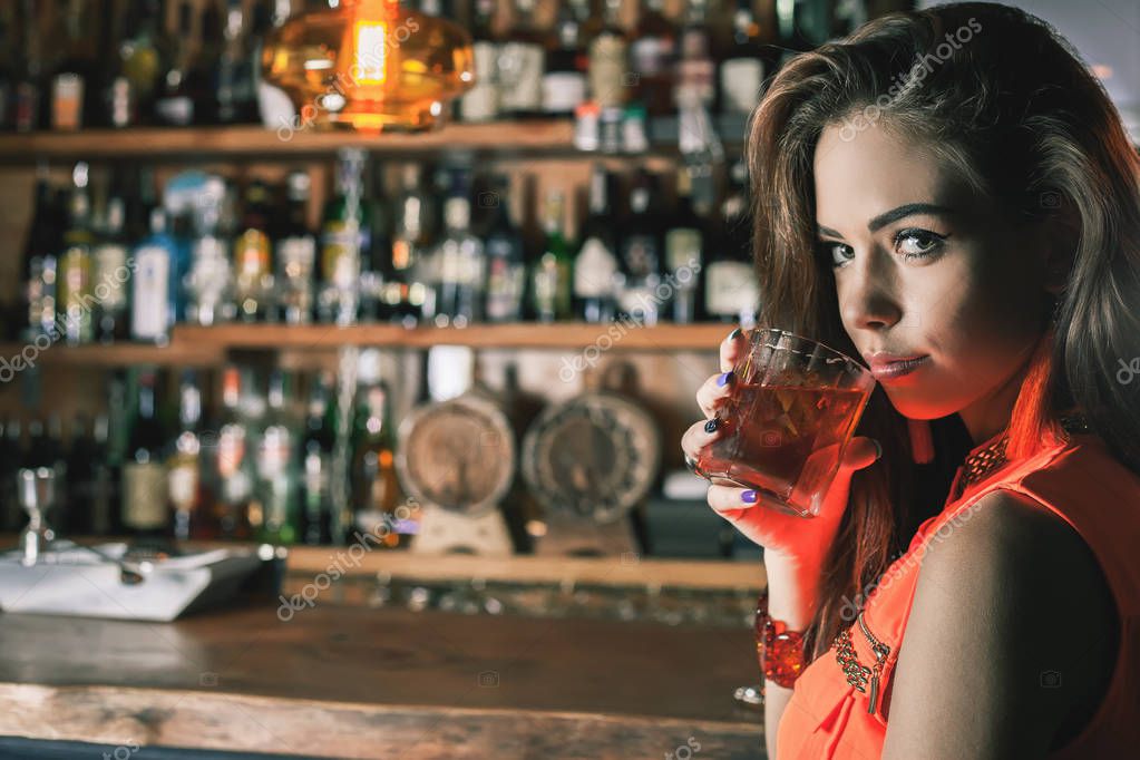 Девушка в баре. Девушка за барной стойкой. Девочка сегодня в баре девочке год. Фотосессия на барной стойке. Девушка в баре.