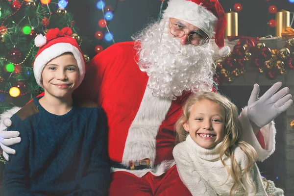 Powiedz mu ich życzenia, Wigilia, dzieci wokół Santa Claus — Zdjęcie stockowe