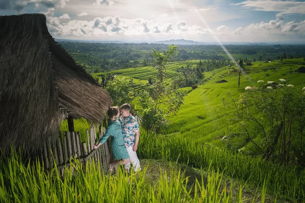 Lyckliga paret reser på Bali, risterrasser av Jatiluwih, Ubud — Stockfoto