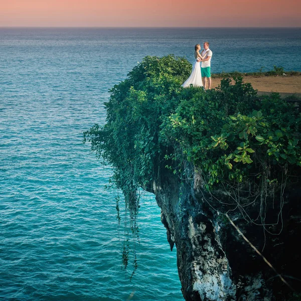 Primer plano Pareja feliz en el acantilado en Tailandia . — Foto de Stock