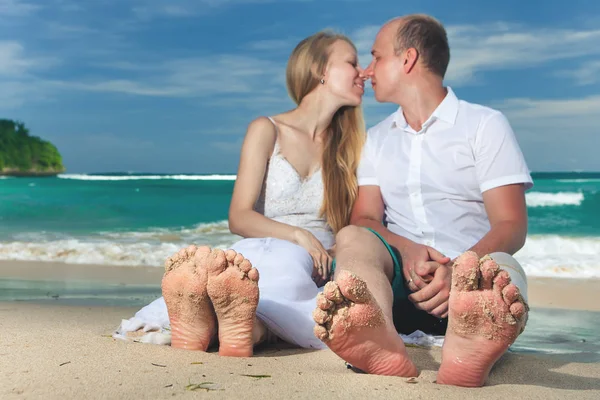 Nahaufnahme glückliches Paar am Strand in Thailand. — Stockfoto