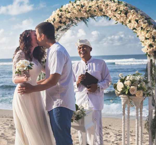 Pareja de boda acaba de casarse — Foto de Stock